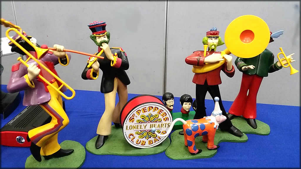 Yellow Submarine / Sgt Peppers (Lonely Hearts Club) Band Figures